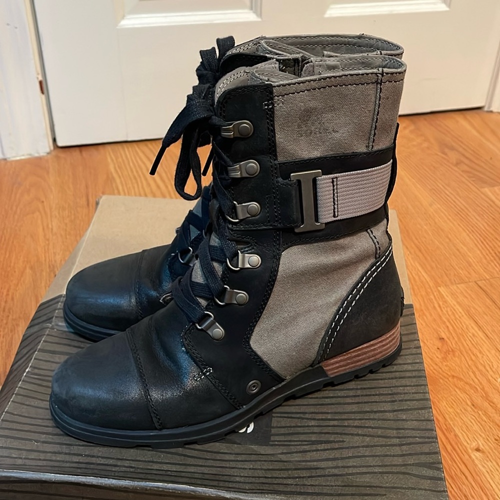 EUC Sorel major Carly boots in wet sand / black leather - size 7 lace up & zip